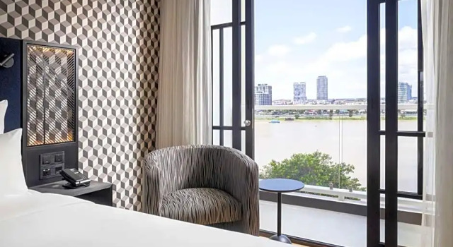 Номер Comfort с балконом TRIBE Phnom Penh Post Office