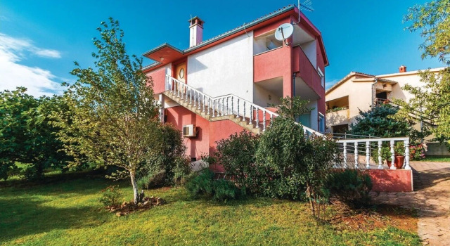 Nice Home in Pomer With Wifi and 3 Bedrooms, Rezervovat Hotel Hotely v Pomer s bazénem, Bazén