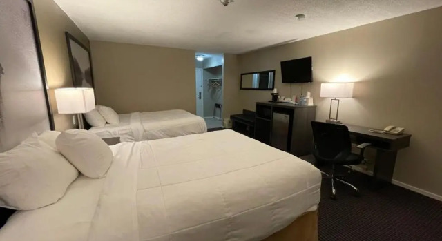 Четырёхместный номер Standard с видом на внутренний двор Super 8 by Wyndham Gananoque - Country Squire Resort