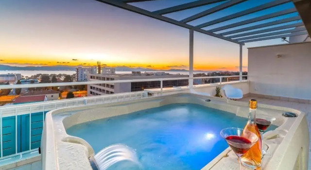 Апартаменты Sunset Penthouse Apartment with Hot Tub