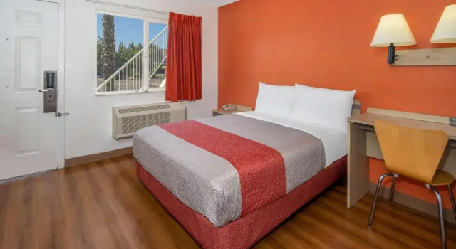 Motel 6 Los Angeles - Van Nuys North Hills, Забронировать Мотель Норт-Хиллс San Fernando Valley