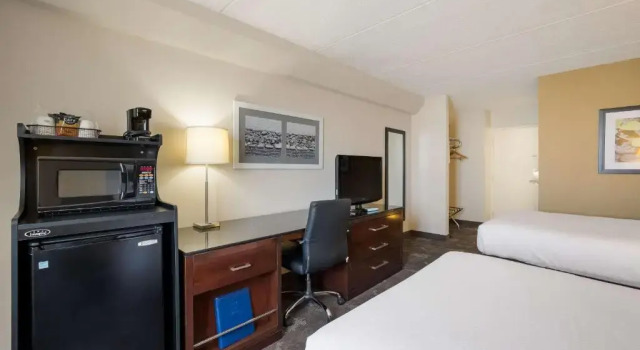 Четырёхместный номер Deluxe Best Western Riverfront Inn