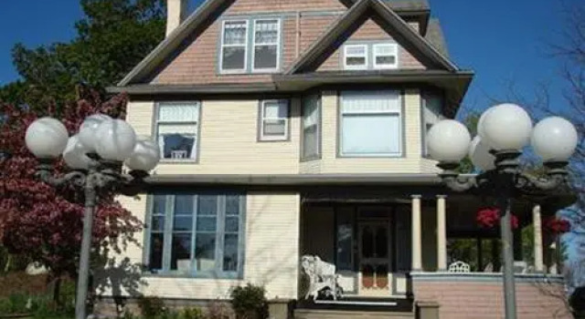 Bridge Street Inn, Book Hotel Charlevoix Michigan