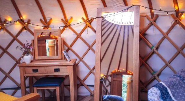 The Yurt at Hollands Farmhouse - Campsite, Boek Camping Campings & glamping in Merseyside, Camping