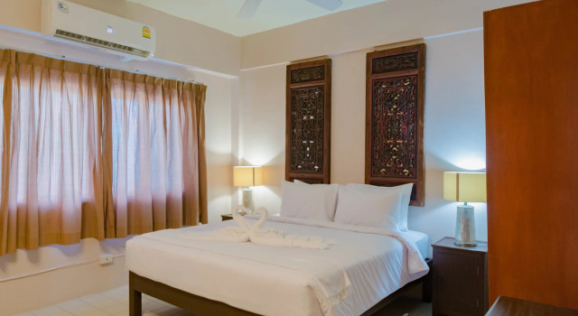 C207 Rooftop Pool & King Bed, Walk to Surin Beach, Забронировать Хостел Хостелы Сурин-Бич, рядом с Торговый центр Plaza Surin, Хостел