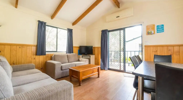 Deniliquin Riverside Caravan Park, Забронировать Отель Дениликуин Riverina, рядом с Островной заповедник
