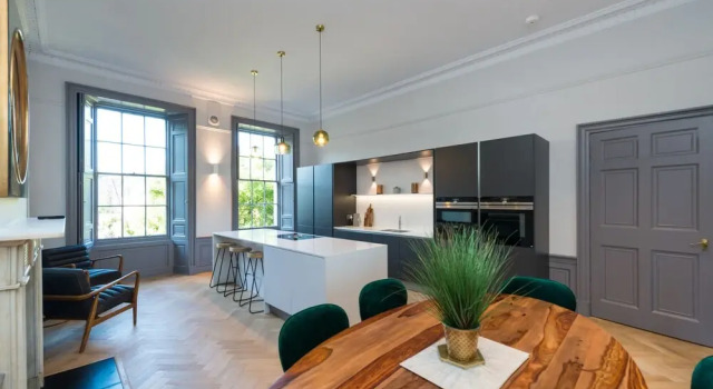 Luxury 3 bed in the heart of Edinburgh New Town, Забронировать Отель Новый город Эдинбург, рядом с Железнодорожный вокзал Эдинбург-Уэверли