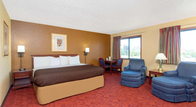 Двухместный номер Standard AmericInn by Wyndham West Bend