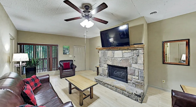 Mountain Echoes : Hot Tub & Home Theater! 2 Bedroom Cabin