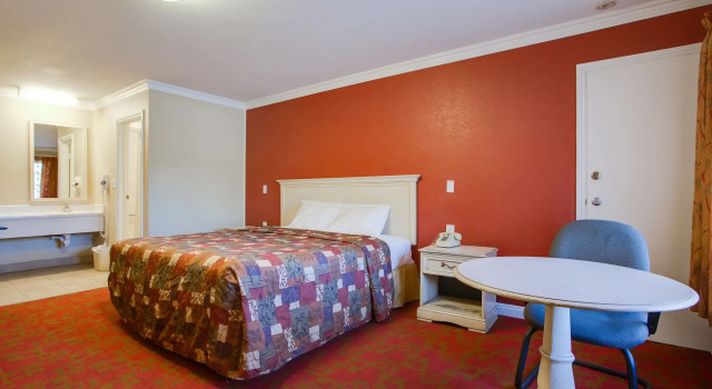 Abbys Anaheimer Inn - Across Disneyland Park, Забронировать Отель Анахайм Disneyland California, рядом с Диснейлэнд ЛА