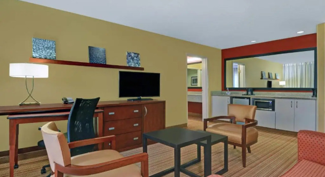 Двухместный люкс с 2 комнатами Courtyard Shreveport Airport