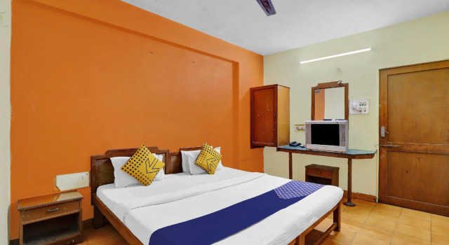 SPOT ON 82714 Hotel Krishna, Rezervovat Hotel Hotely v Gujarat s parkováním, Parkování