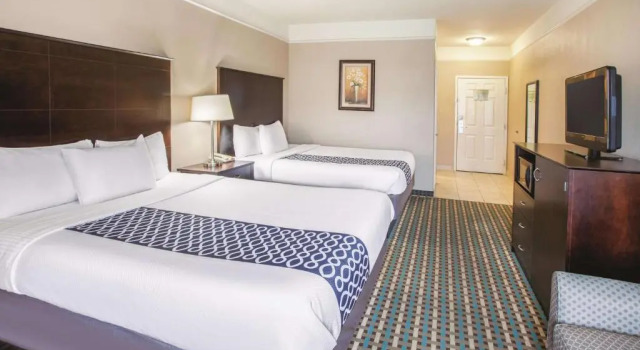 Четырёхместный номер Deluxe La Quinta Inn & Suites by Wyndham Bay City