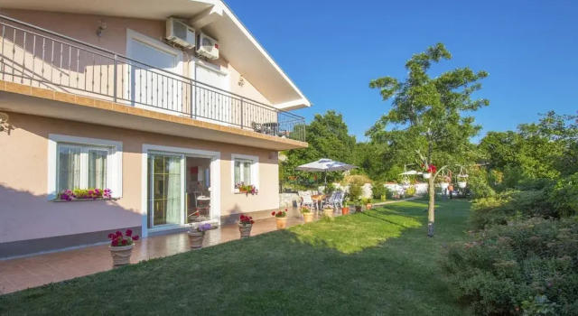 Коттедж Adorable Holiday Home With Private Pool & Terrace With Barbecue