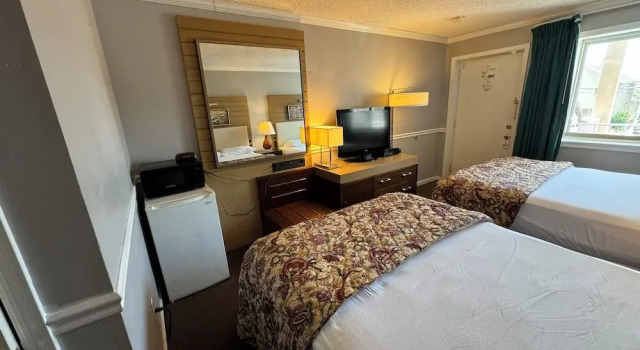 Четырёхместный номер Deluxe с красивым видом из окна Bay Breeze Motel