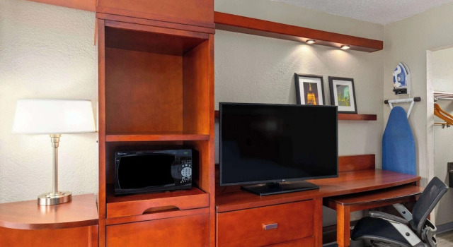 Четырёхместный номер Standard с балконом Days Inn by Wyndham Knoxville East