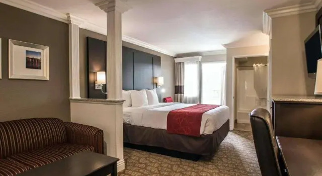 Двухместный люкс с балконом Comfort Suites San Clemente Beach