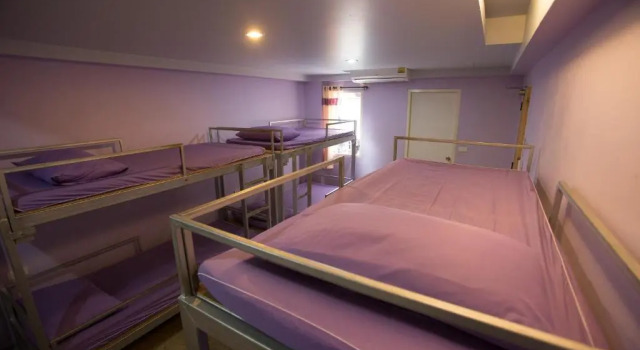 Кровать в общем номере Dozy Lamoon House