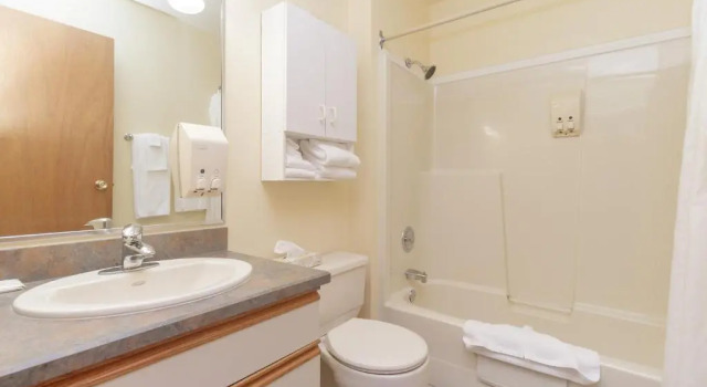 Двухместный люкс The Cedarwood Inn & Suites