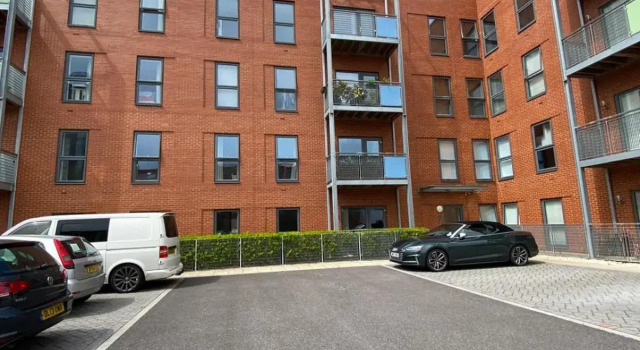 2 Double beds OR 4 Singles, 2 Bathrooms, FREE PARKING, Smart TV's, Close to Gunwharf Keys, Beach & Historic Dockyard, Забронировать Отель Портсмут Хэмпшир, рядом с Portsmouth Combined Courts Centre