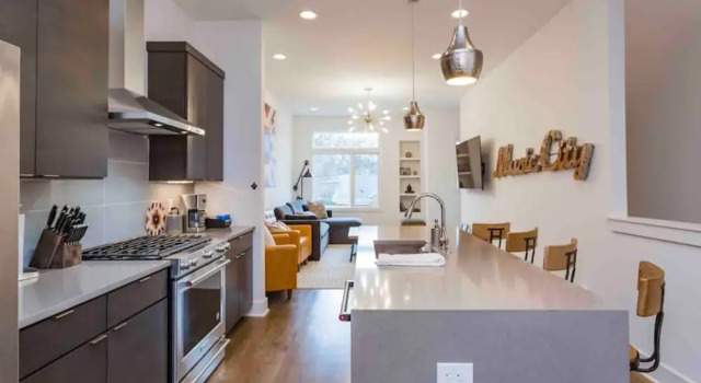 Wild Horse by Avantstay Gorgeous Nashville Townhouse w/ Rooftop Patio & Outdoor Kitchen, Varaa Lomakoti Huvilat kohteessa Tennessee, Villa