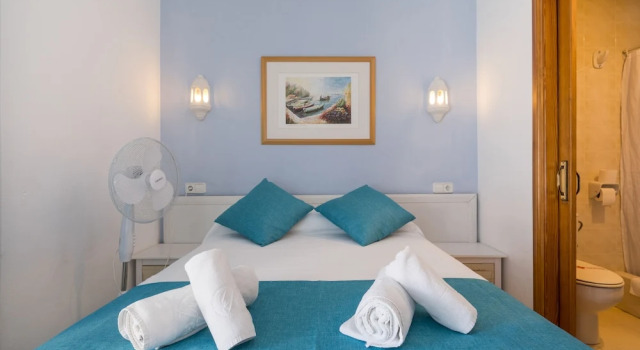 Двухместный номер Standard с балконом Hostal Ferrer