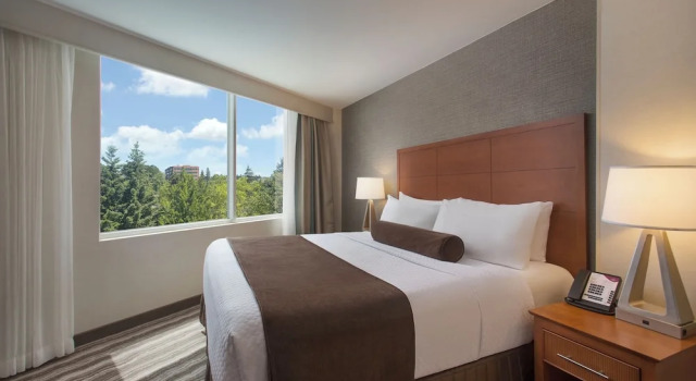 Люкс AC Hotel by Marriott Portland Lake Oswego