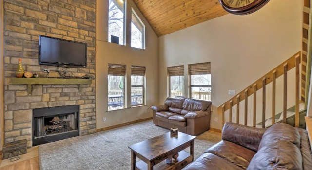 Spacious Buckeye Lake Home w/ Hot Tub & Fire Pit!, Varaa Lomakoti Buckeye Lake Ohio