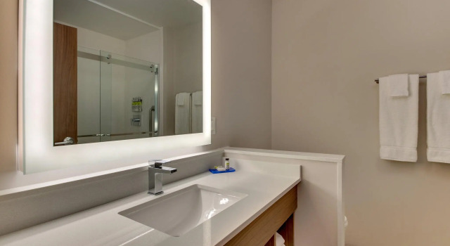 Четырёхместный номер Standard Holiday Inn Express & Suites - Nashville MetroCenter Downtown by IHG
