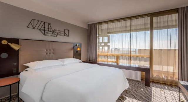 Люкс Deluxe с 2 комнатами Four Points by Sheraton Munich Arabellapark