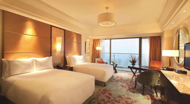 Четырёхместный номер Standard с балконом и с видом на озеро Fairmont Yangcheng Lake