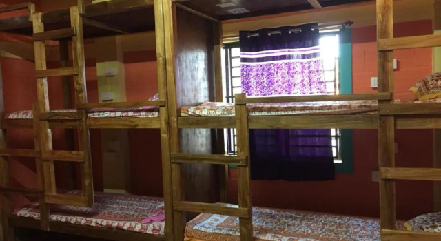 Кровать в общем номере Nimmu Guest House & Restaurant Gokarna