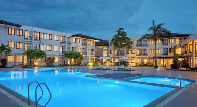 Camera quadrupla Standard con vista sulla piscina Holiday Inn & Suites Batangas LimaPark by IHG