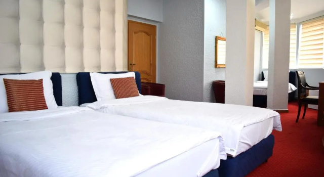 Трёхместный номер Deluxe Hotel Aristocrat & Fish Restaurant