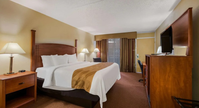 Standard Doppel Zimmer mit Poolblick Quality Inn