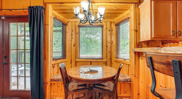 Relax Fireside! Hot Tub Haven on Table Rock Lake, Varaa Lomakoti Blue Eye 