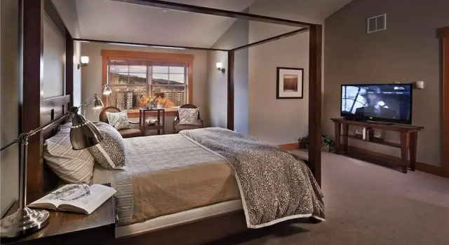 Peaks Grande Chalet 8 BedroomHoliday home By Moving Mountains