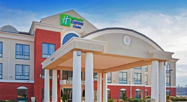 Кровать в общем номере La Quinta Inn & Suites by Wyndham Bessemer