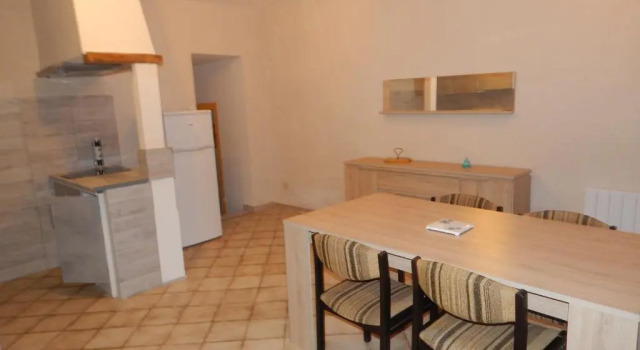 F2 pas cher a vec terrasse a 15 km de la mer, Book Hotel Hoteller i Coursan med parkering, Parkering