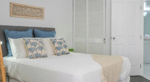 Апартаменты с балконом Inner City One Bedroom Apartment with Pool View 22