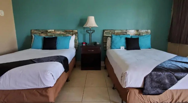 Люкс PineCrest Inn & Suites