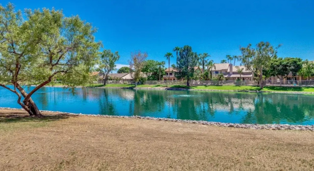 Updated waterfront home w/ private Heated pool & garage. Near Arrowhead shops! by RedAwning, Glendale, Забронировать Отель Глендейл 