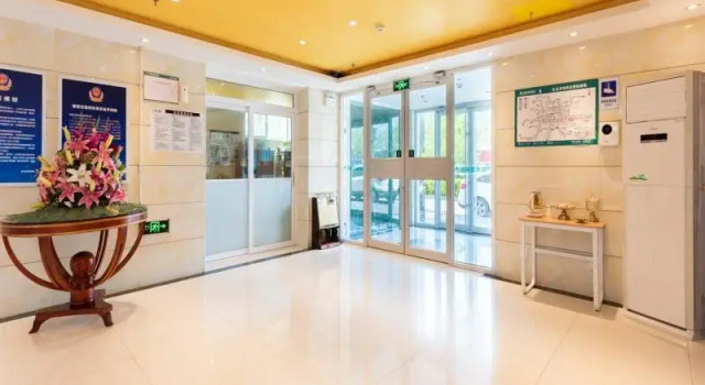 GreenTree Inn BeiJing TongZhou District Maju Bridge No.2 Bridge Express Hotel, Book Hotel Hoteller i Beijing Province med parkering, Parkering