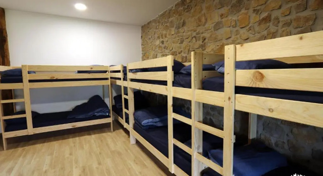 Кровать в общем номере Albergue La Incera