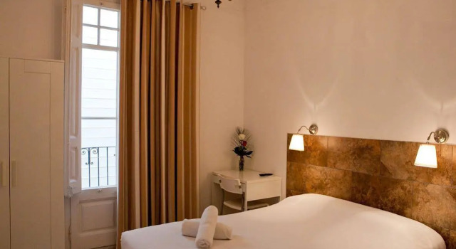 Hostal Martinval, Забронировать Хостел Хостелы Барселоны, рядом с Геологический музей Барселонской семинарии, Хостел