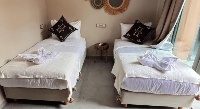 Кровать в общем номере harmony surf lodge