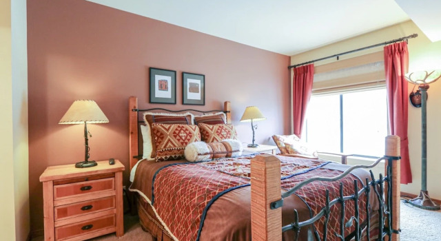 Silver Bear 22 Pet-Friendly, Cozy, Underground Parking, Walk to Canyon Lodge by RedAwning