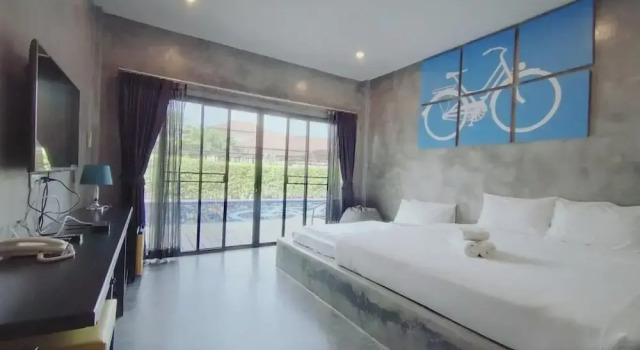 Двухместный номер Standard с видом на бассейн The Bike Loft Family Hostel