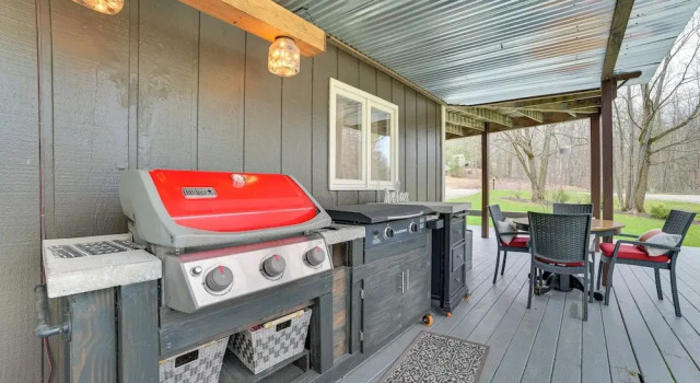 Коттедж Private Hot Tub & Deck: Gaylord Family Home!