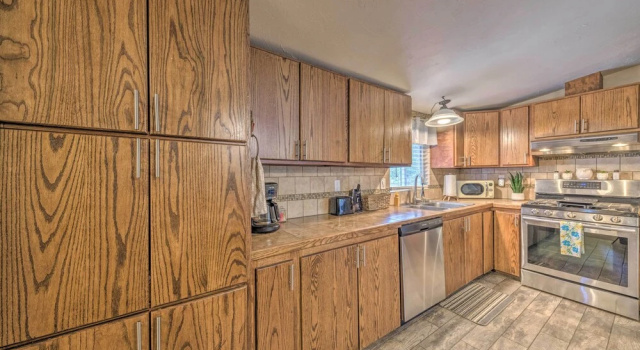 Коттедж с 3 комнатами 'raven Hill Retreat' ~ Close to Midtown!
